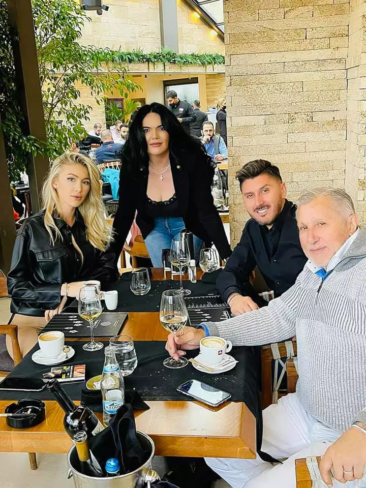 Ilie și Ioana Năstase alături de nașii lor