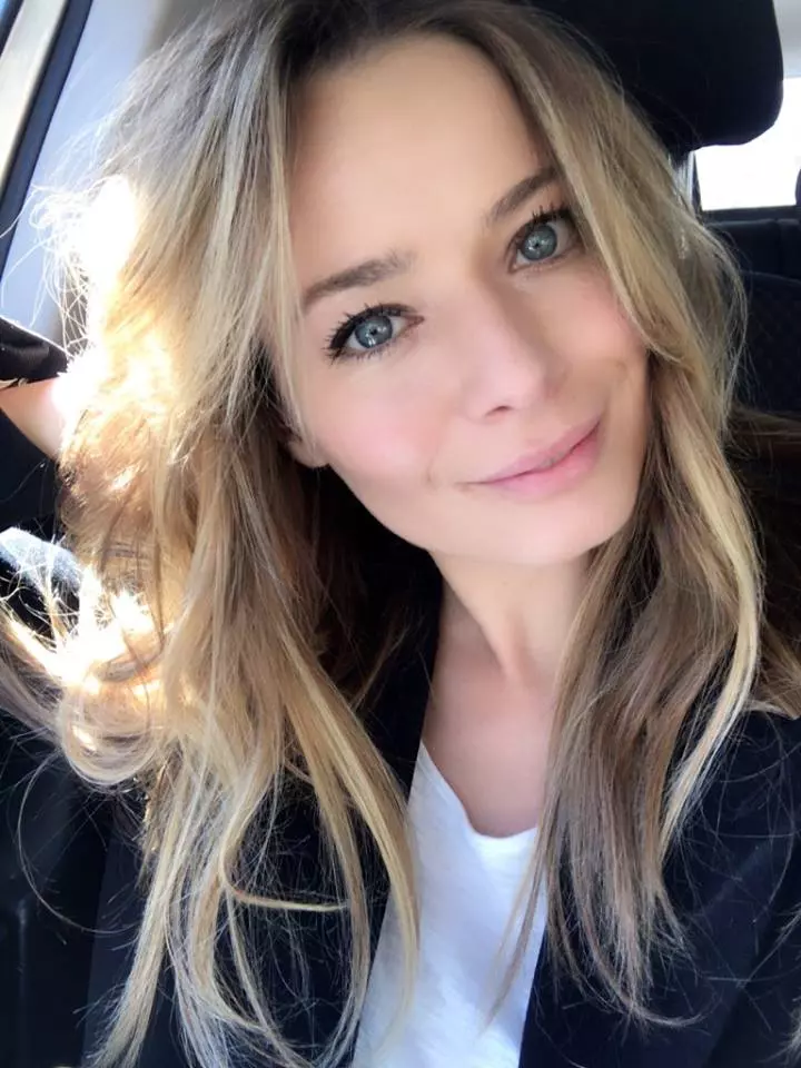 Laura Cosoi 1