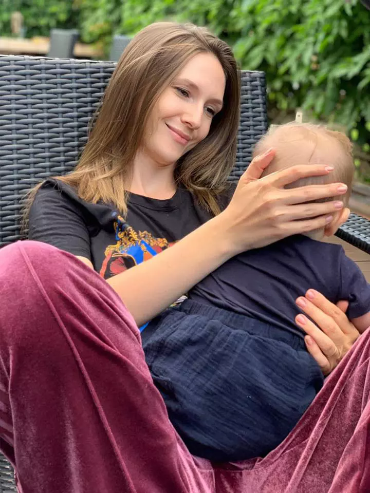 Adela Popescu a mers la sală cu bebelușul Andrei