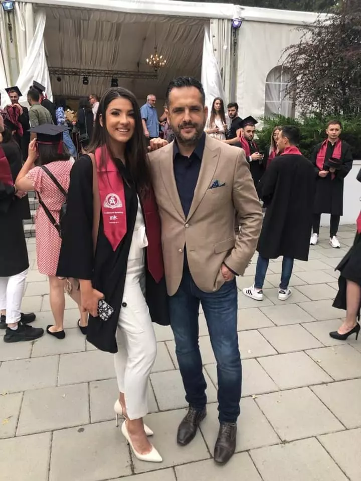 Mădălin Ionescu, alături de fiica lui, Ștefania, la ceremonia de absolvire a facultății.