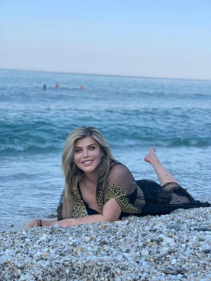 Loredana Groza in costum de baie 3