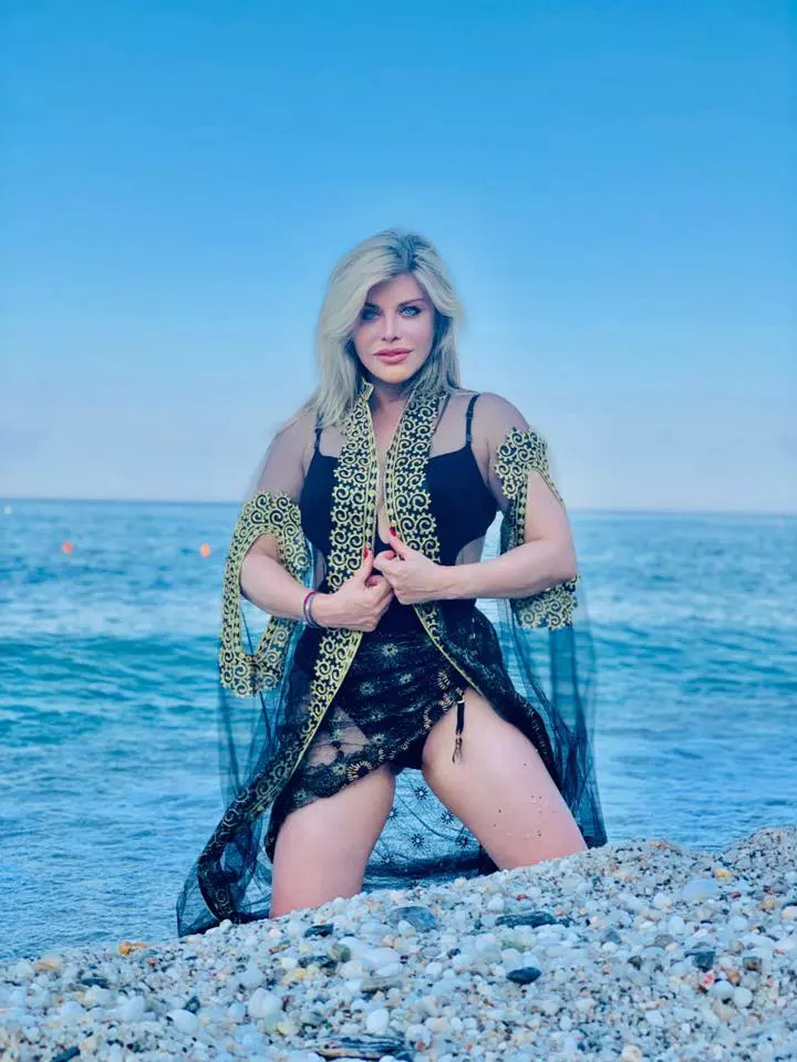 Loredana Groza in costum de baie 4