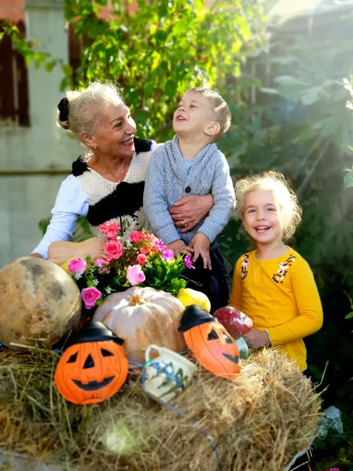 Mama-lui-Andrei-Tinu-alături-de-copiii-lui