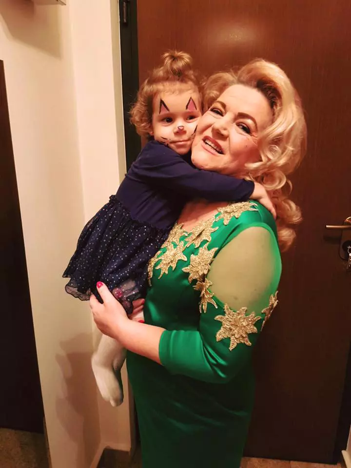 Maria Cârneci și nepoata sa