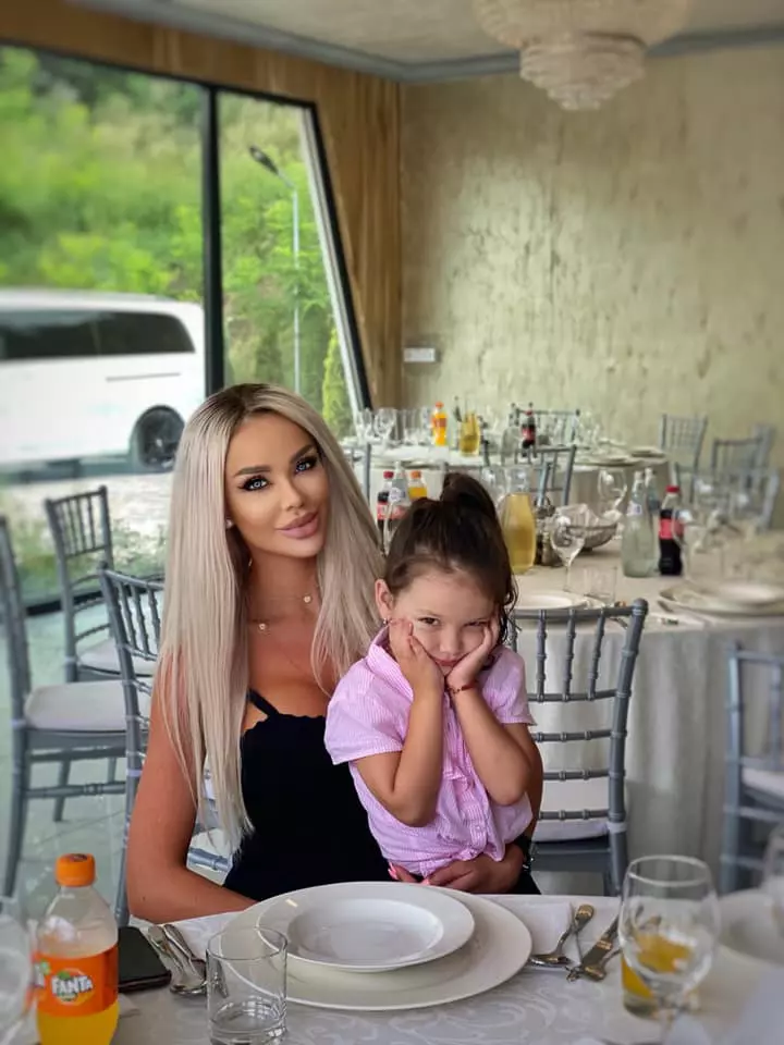 Bianca Drăgușanu și Sofia (3)