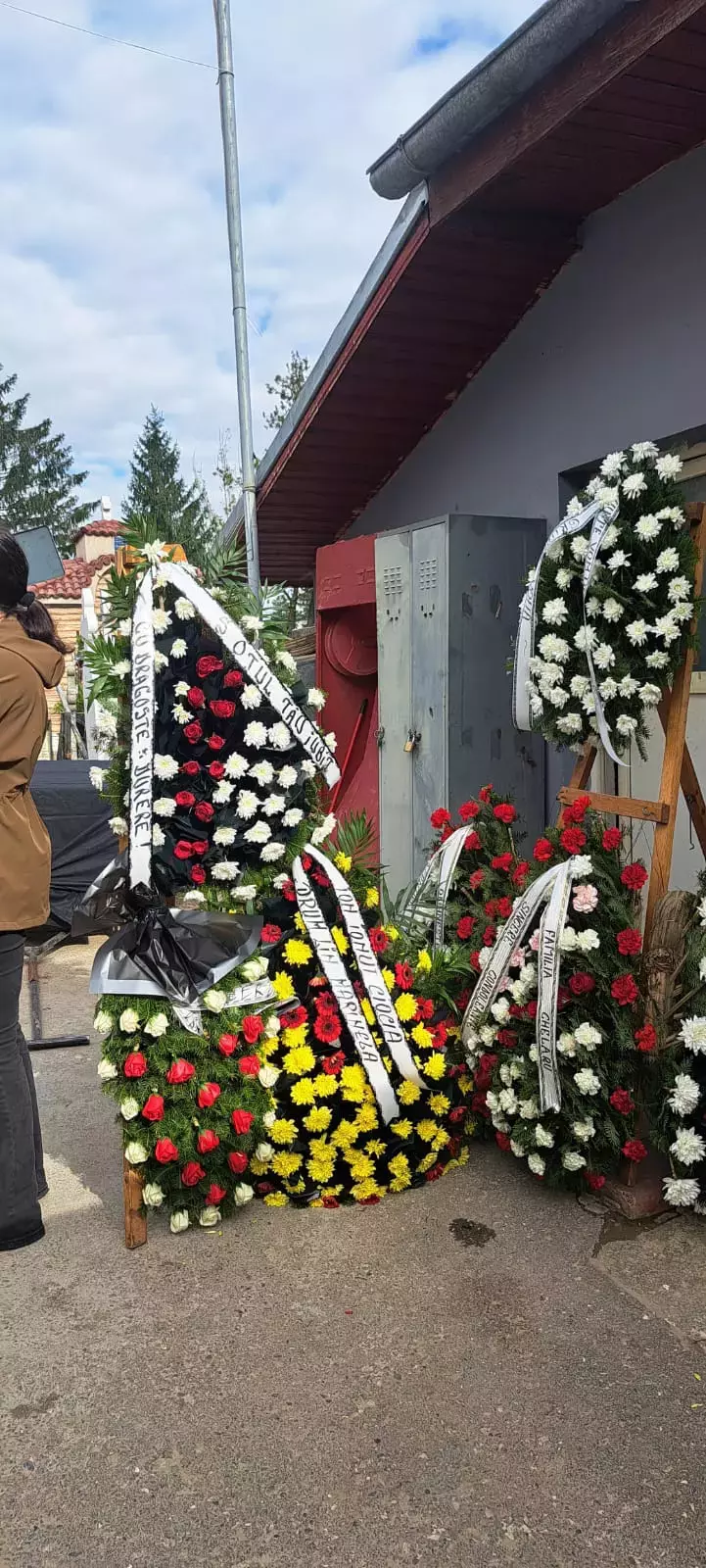Imagini de la înmormântarea actriței Marinela Chelaru (5)
