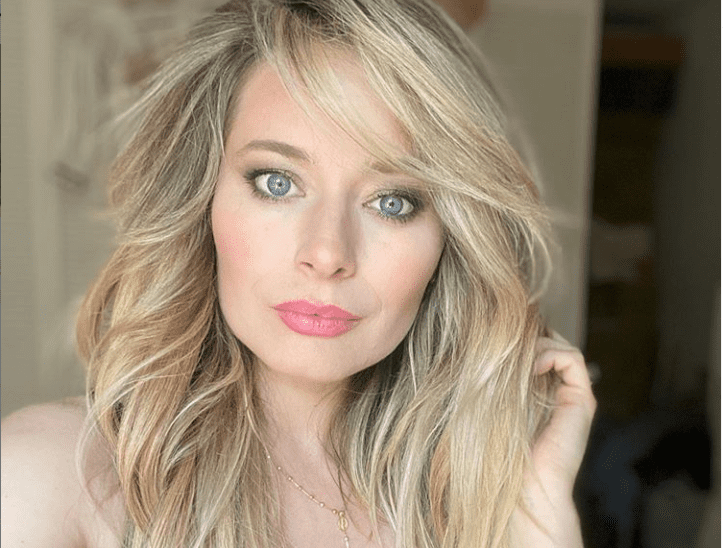 laura-cosoi-si-a-gravat-pe-bratari-bataile-inimilor-fetitelor-sale-sunt-amintiri-pe-viata_size2