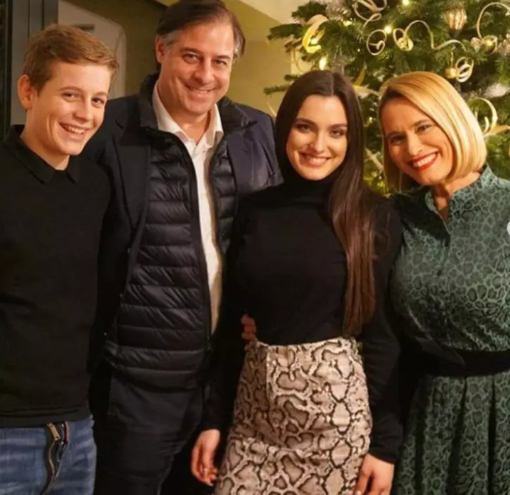 Andreea Esca  si familia, in fata bradului de Craciun
