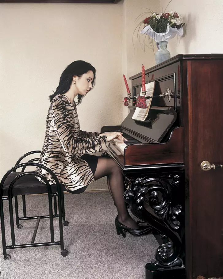 Andreea, la pianul primit cadou de la sotul ei de atunci, Cristian