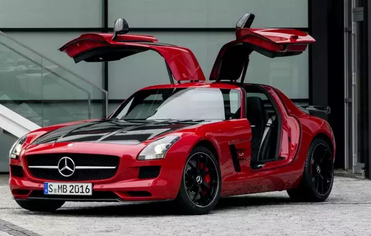 cum-arata-colectia-de-masini-de-lux-a-lui-lionel-messi3