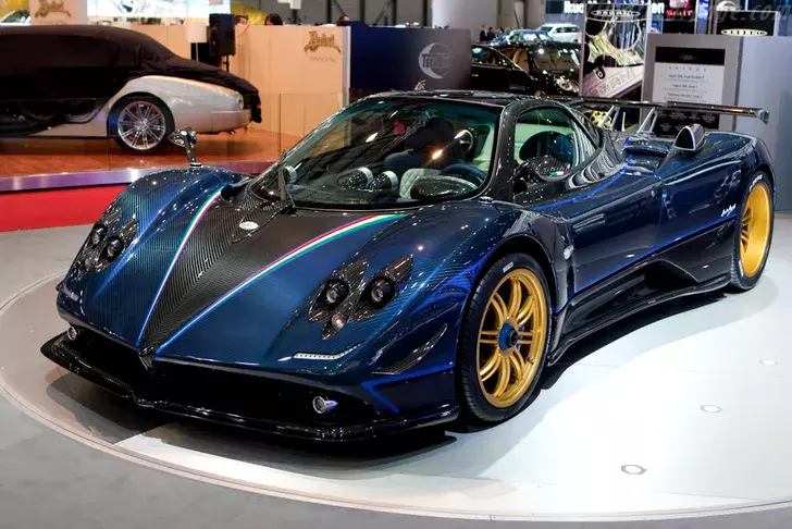 2010-pagani-zonda-tricolore-4cum-arata-colectia-de-masini-de-lux-a-lui-lionel-messi