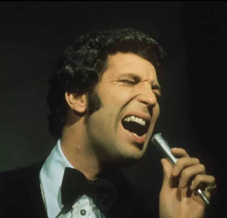 Controversata viață amoroasă a lui Tom Jones. I-au trecut 250 de femei prin pat, deși nu s-a despărțit niciodată de soție
