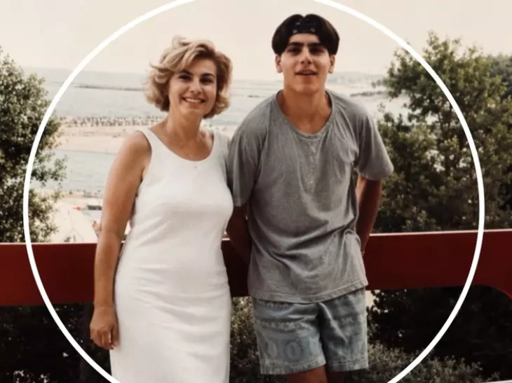 Uită-te bine la adolescentul cool din poză, îți dai seama cine e? Astăzi îl știe toată România, apare la TV și mulți îl admiră! L-ai recunoscut?