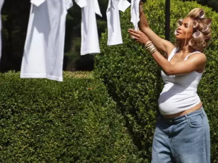 Wow, asta da surpriză!! Îndrăgita vedetă e din nou însărcinată! Vine bebe nr. 5! Uite cât de frumos a anunțat!