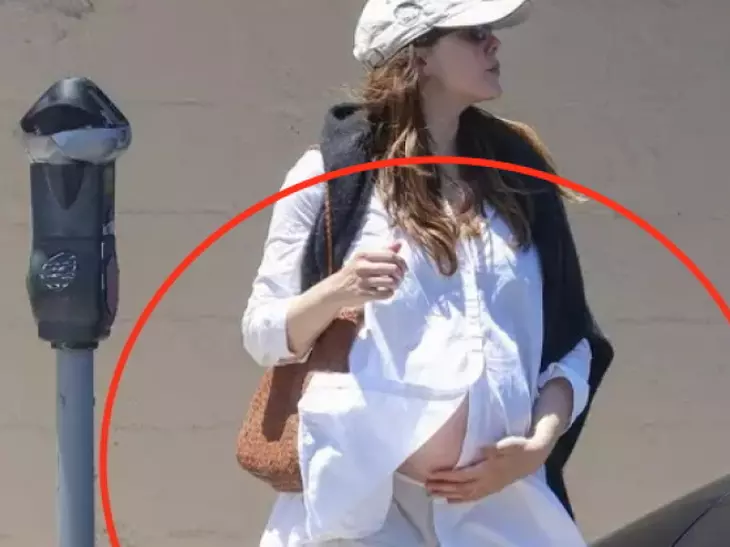 Wooow, ce veste!! Nimeni nu știa că vedeta e însărcinată, dar o adiere de vânt a dat-o de gol! I s-a ridicat cămașa și... surpriză!! Mai vine un bebe în lumea mondenă