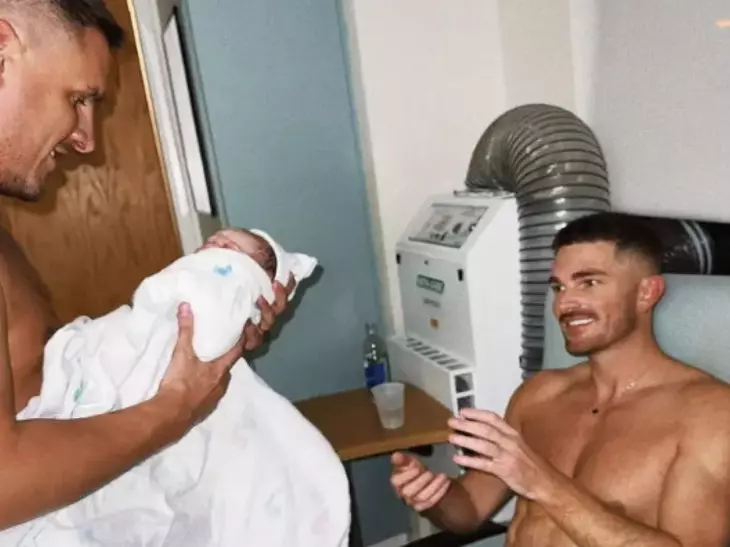 E vestea momentului în showbiz! Cei doi iubiți au devenit părinți de fetiță și sunt în culmea fericirii! Au publicat deja și prima poză cu micuța! „E perfectă! Suntem îndrăgostiți de ea”