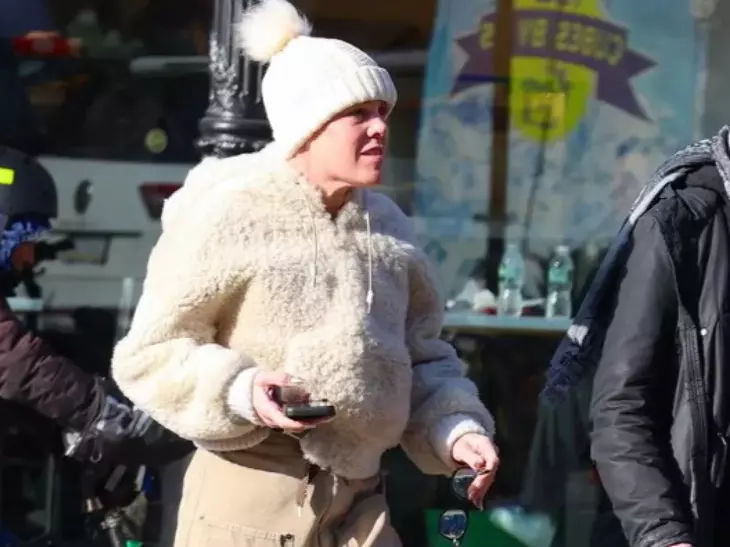 Gerul a învins-o și pe ea! A renunțat la hainele de lux și a ieșit la plimbare îmbrăcată bine și cu căciulă pe cap! Nimeni nu a recunoscut-o așa! Îți dai seama cine e în poză?