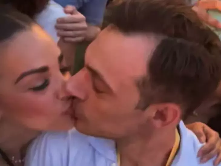A spus "DA"!! Urmează nuntă mare în showbiz!! A cerut-o de soție când se aștepta mai puțin, la alergat, cu un inel de logodnă spectaculos