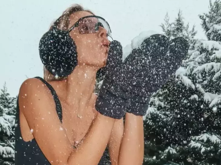 Vedeta noastră a renunțat la haine și a făcut o ședință foto "fierbinte", în zăpadă! „Soțul mi-a făcut pozele”. Imaginile au încins internetul / Foto