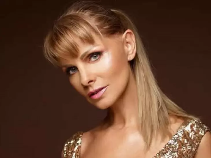Da, așa arată azi, la 73 de ani, Anastasia Lazariuc. În haine moderne, cu ochelari de soare și șapcă, nu îi dai mai mult de 50 de ani! Doamne, ce femeie frumoasă!!