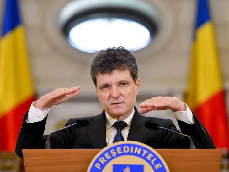 Imagini nemaivăzute din trecutul lui Nicușor Dan. Cum se distra președintele în tinerețe, la Vama Veche / FOTO