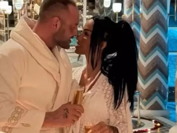„Am fost păcălită și tu nu ești cine pretinzi că ești!” Wow, ce scandal!! Vedeta s-a iubit cu un „milionar” care era, de fapt, un impostor! Bărbatul avea doar 13 lei în cont! Cum a ieșit totul la iveală