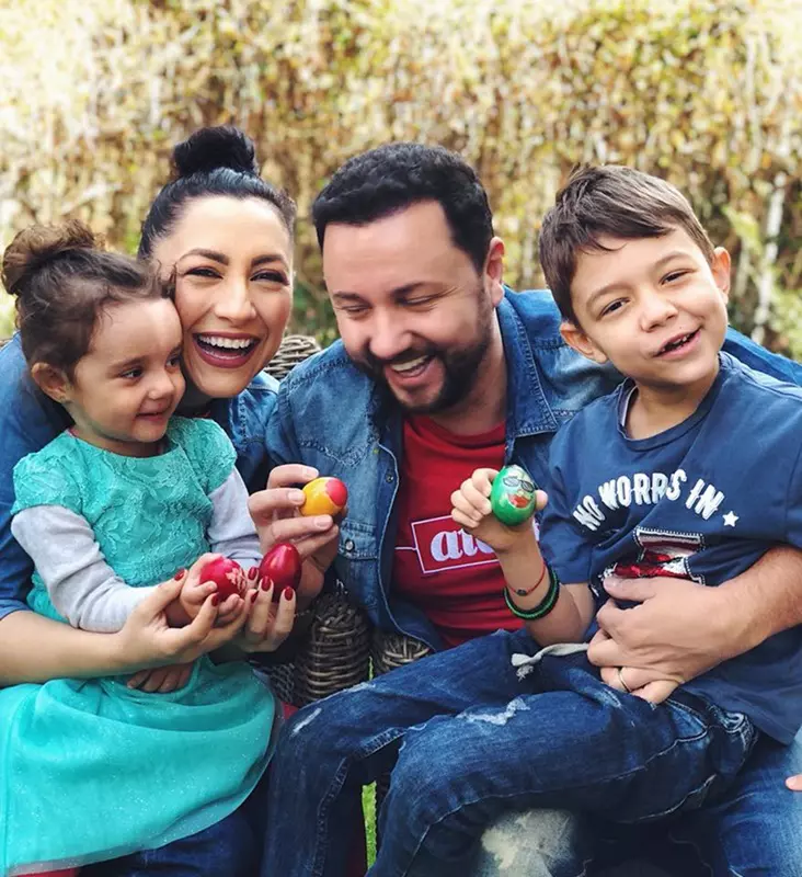 Andra și Cătălin Măruță, alături de cei doi copii, Eva și David, au făcut un videoblog în mașină, însă pentru că sunt izolați la domiciliu, nu s-au plimbat decât în propria lor curte.
