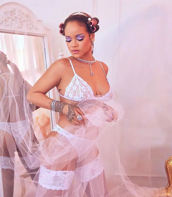 rihanna-in-lenjerie-intima-1