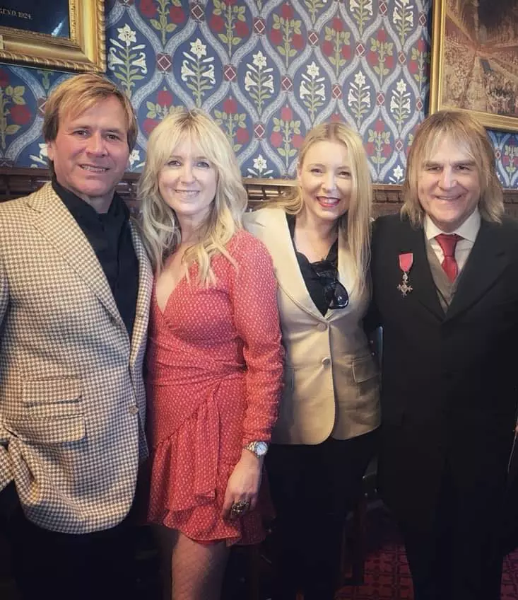 Mike Peters prieteni3