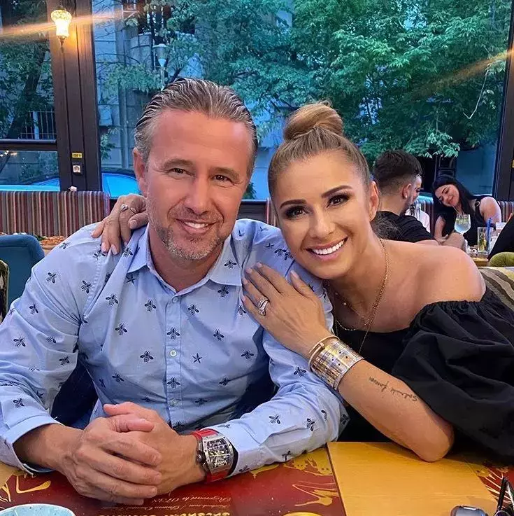 Anamaria-Prodan-a-scris-o-carte-despre-viata-ei-2