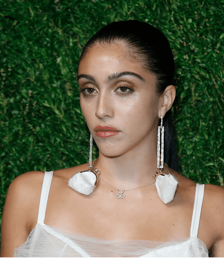 cum-s-a-afisat-lourdes-fiica-madonnei-7