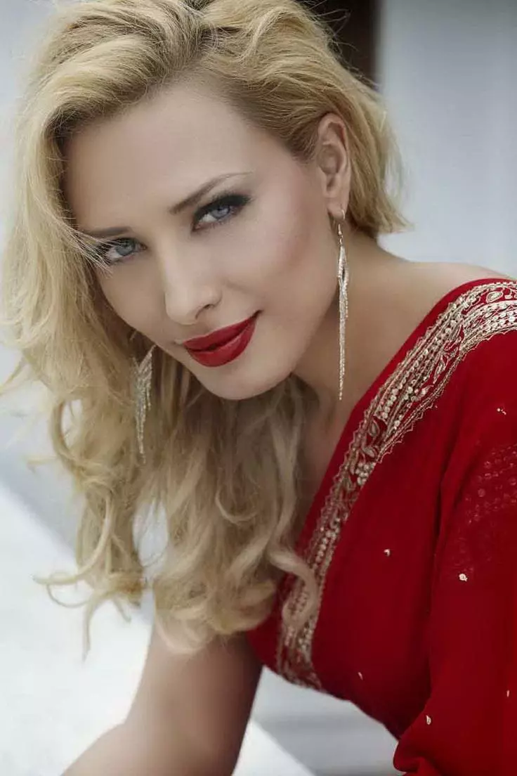 Iulia-Vantur-intre-dorul-de-casa-si-viata-de-superstar-din-India-2