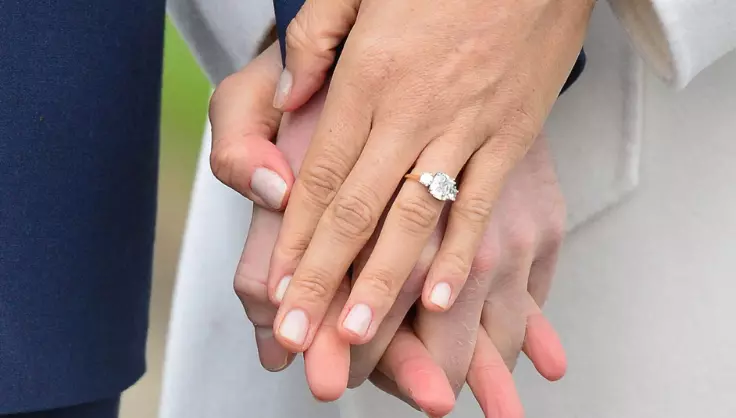 Inelul de logodnă al lui Meghan Markle în ziua în care ea și Prințul Harry și-au anunțat planurile de a se căsători, pe 27 noiembrie 2017.
