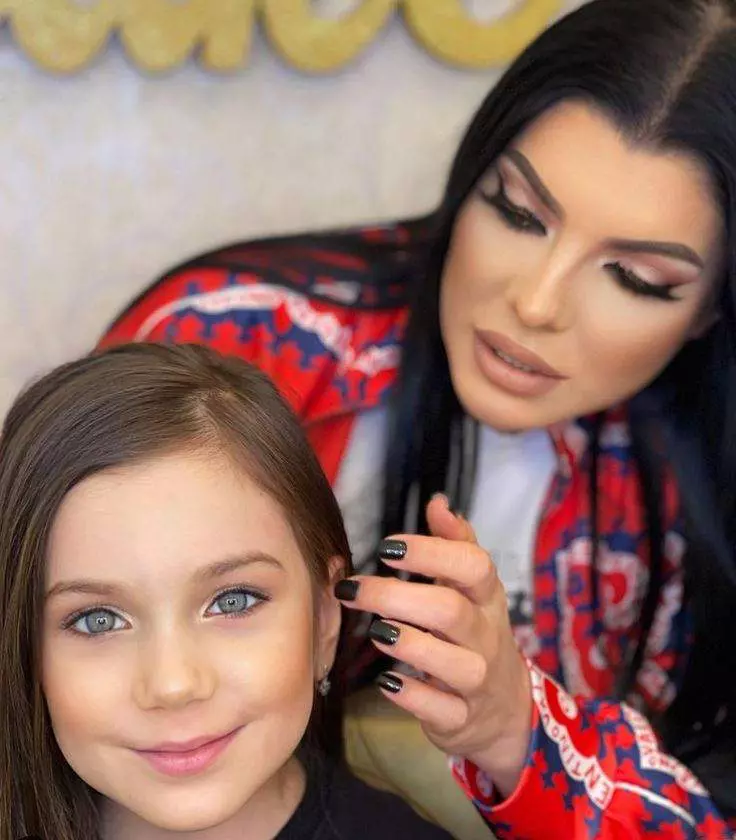 Andreea-Tonciu-a-fost-criticată-din-nou-de-fani-De-data-această-motivul-a-fost-Rebecca-fiica-vedetei