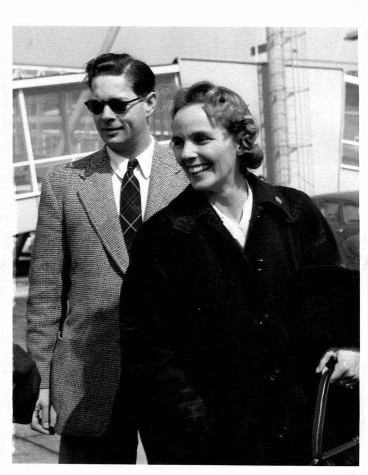 Regele și Regina, tineri și fericiți.