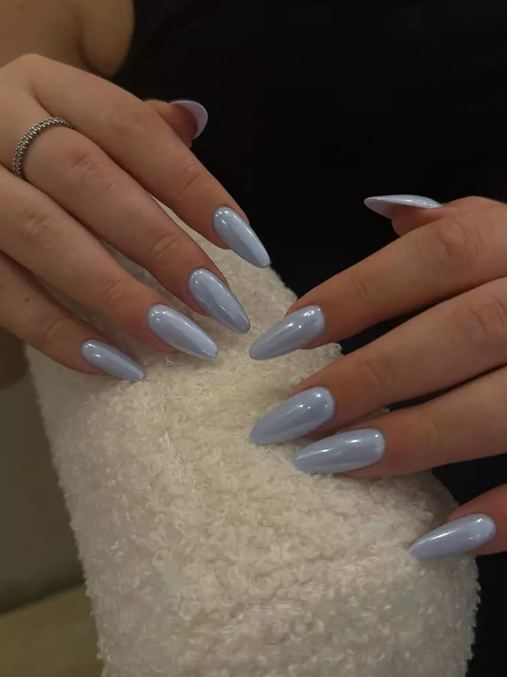 Modele de unghii albastre sky blue pentru vară 2026 (3)