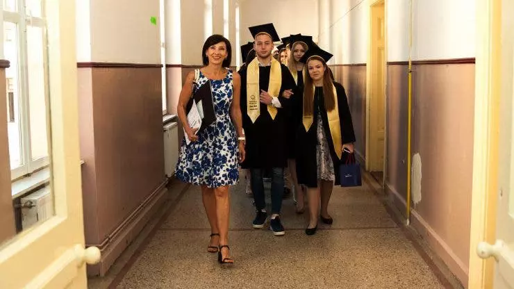 carmen iohannis profesoara