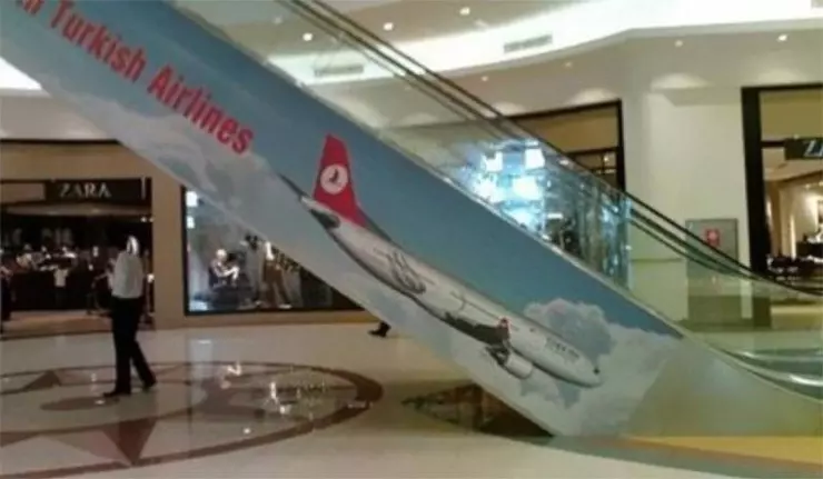 O reclamă descendentă la o companie aeronautică