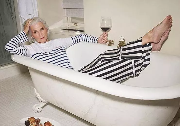 Maye Musk, buni-modelul, intr-un moment de relaxare