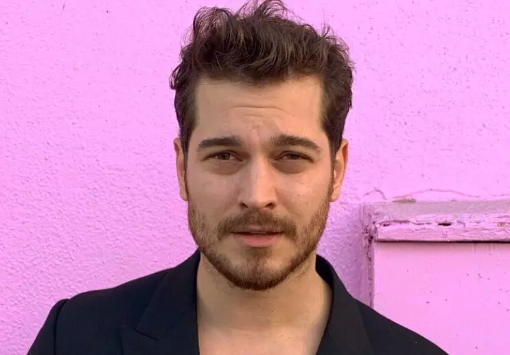 Çağatay Ulusoy s-a întors la Netflix. Despre ce e vorba în noul său serial, „Kübra”