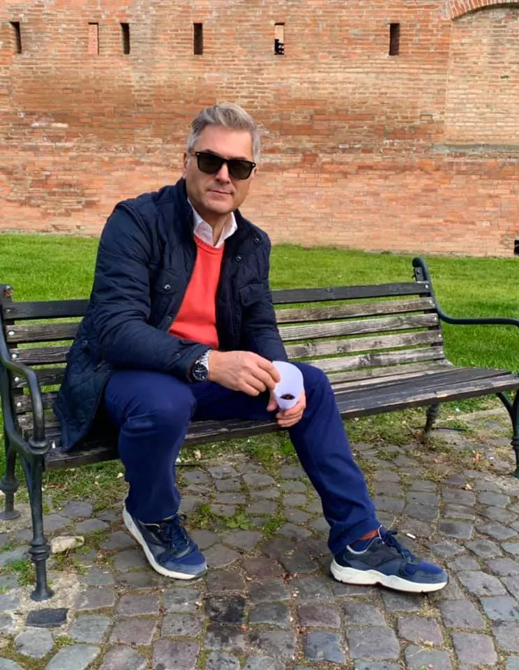 mircea radu pe o banca