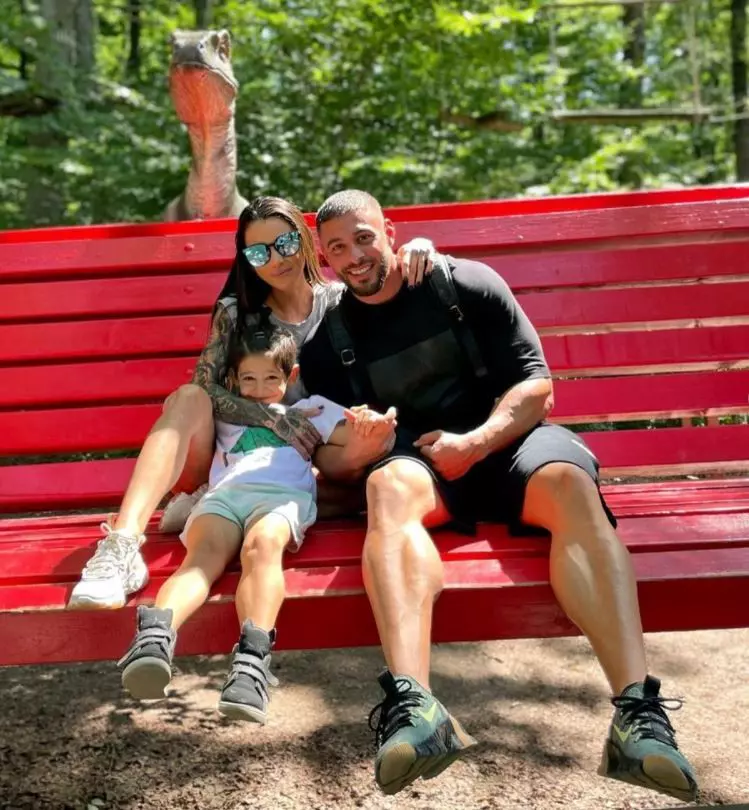 roxana-vancea-si-a-etalat-burtica-de-gravida-in-lenjerie-intima-znu-e-litera-de-lege-cat-sa-ne-ingrasam_3