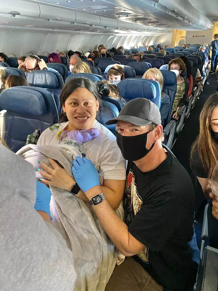 femeie care a nascut in avion si medicul de familie