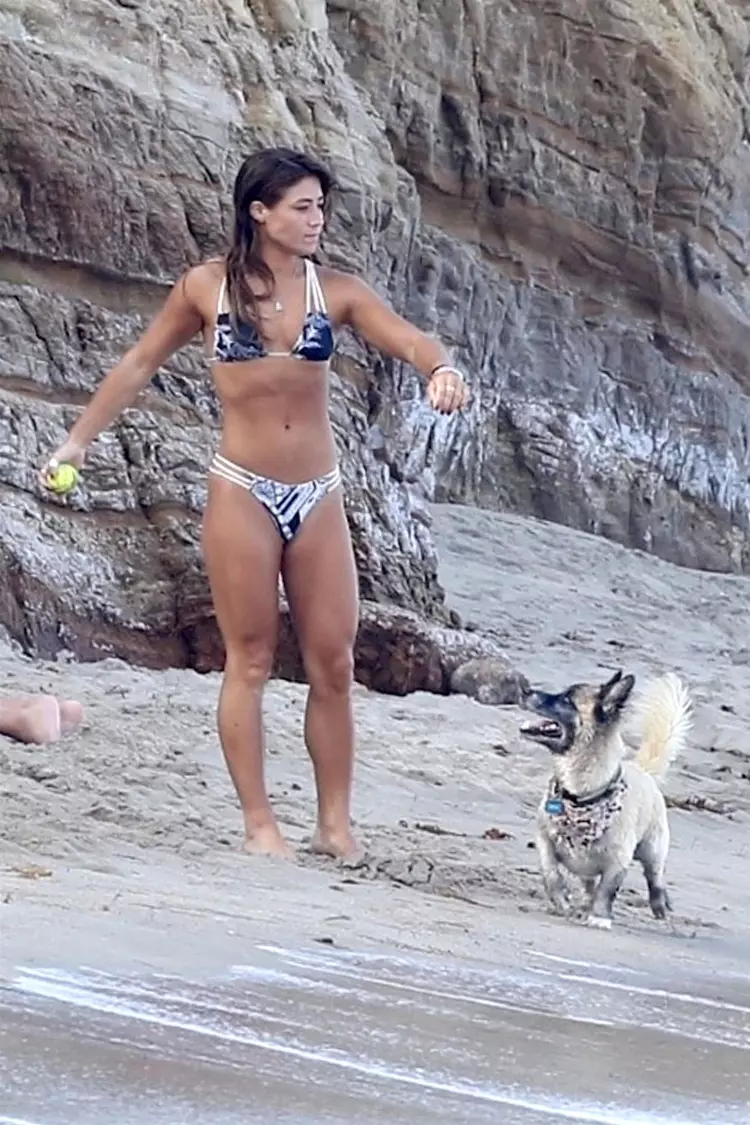 Monique Pendleberry pe o plaja din Malibu