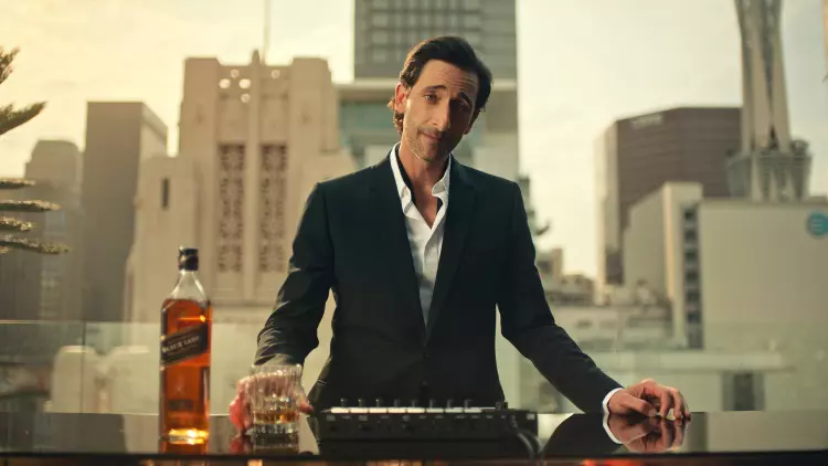 1.Adrien-Brody_Walkers_ad_rooftop-bar-with-JW-Black-label