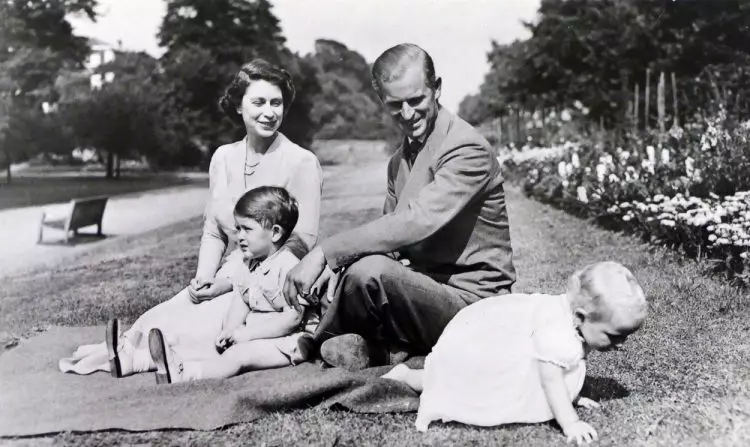 Regina Elisabeta a II-a, prințul Philip, prințul Charles și prințesa Anne