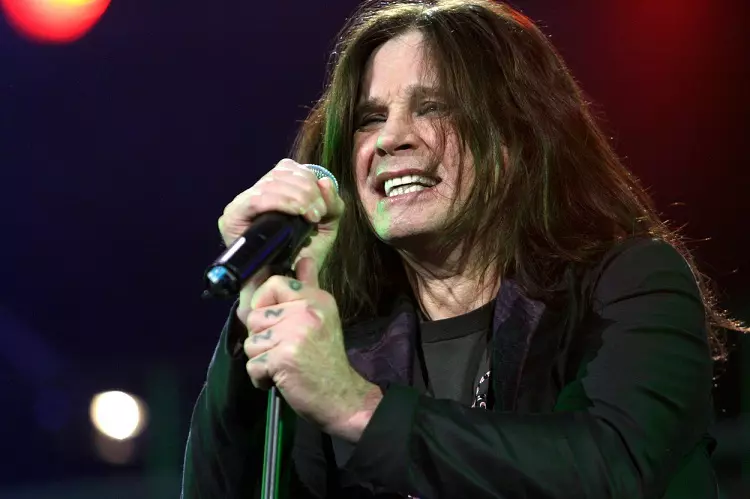 Ozzy Osbourne la microfon