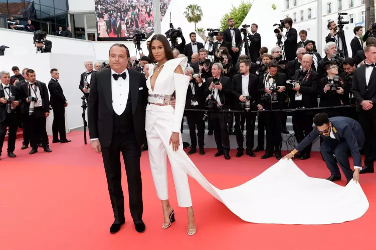 Cine este tânăra care a apărut aproape goală pe covorul roșu de la Cannes