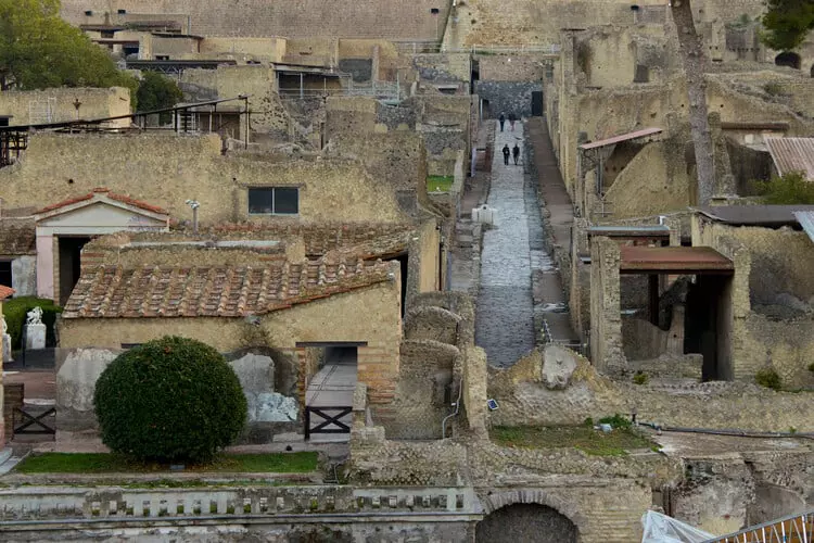 102_Eruption_PompeiiOutOfTimeWithTomHiddleston_020