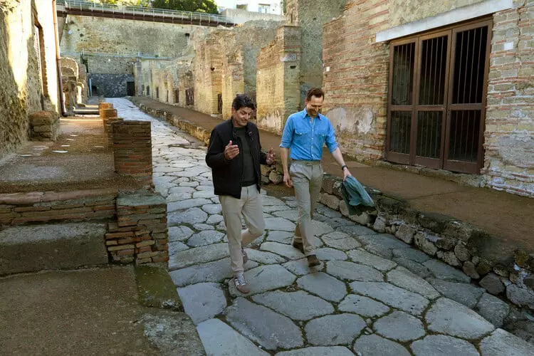 103_Survival_PompeiiOutOfTimeWithTomHiddleston_014
